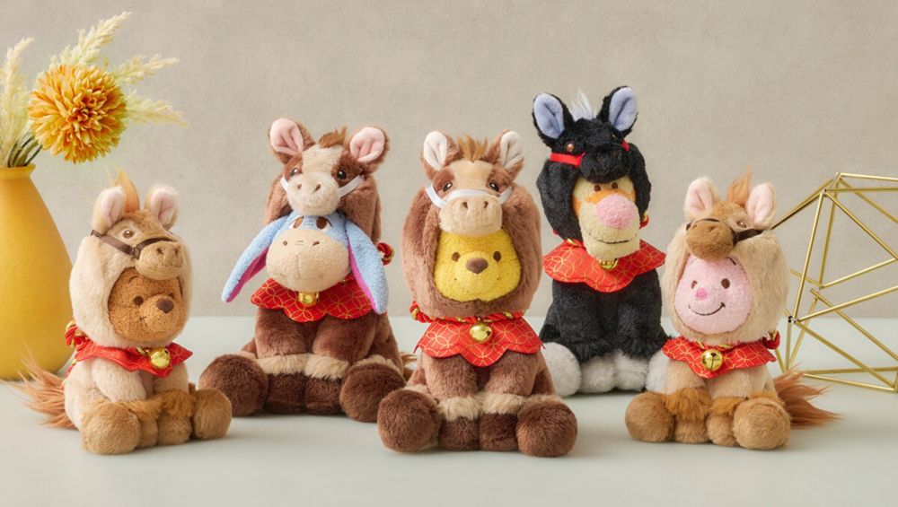 Background image of 2026年は午年！干支モチーフのプーさんのぬいぐるみが新登場！新年を華やかに彩るお正月アイテムをディズニーストアで12月2日（火）より順次発売＜ディズニーストア＞