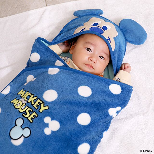 【ベビードール】ミッキー おくるみ 8893 / ベビーサイズ 赤ちゃん 出産祝い プレゼント 贈り物 ベビー用品 内側フリース素材 外側ボア素材 防寒 フード付き 面ファスナー留め