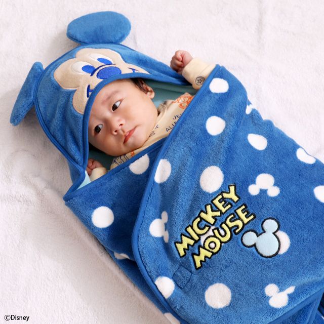 【ベビードール】ミッキー おくるみ 8893 / ベビーサイズ 赤ちゃん 出産祝い プレゼント 贈り物 ベビー用品 内側フリース素材 外側ボア素材 防寒 フード付き 面ファスナー留め
