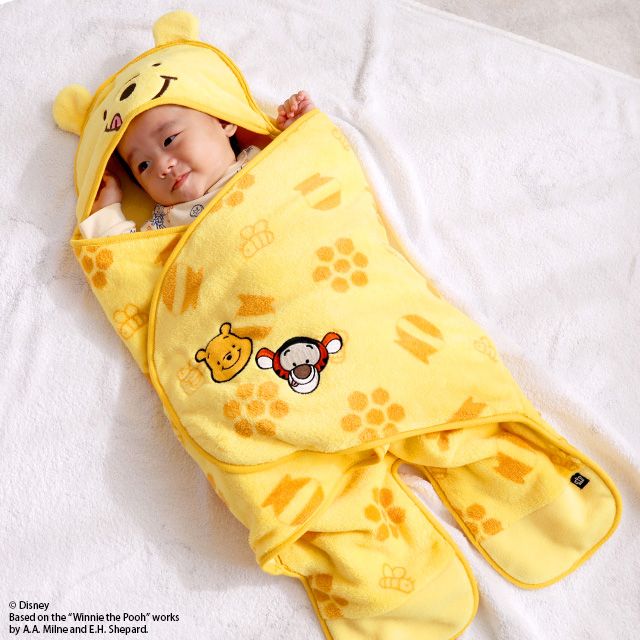 【ベビードール】プー おくるみ 8893 / ベビーサイズ 赤ちゃん 出産祝い プレゼント 贈り物 ベビー用品 内側フリース素材 外側ボア素材 防寒 フード付き 面ファスナー留め