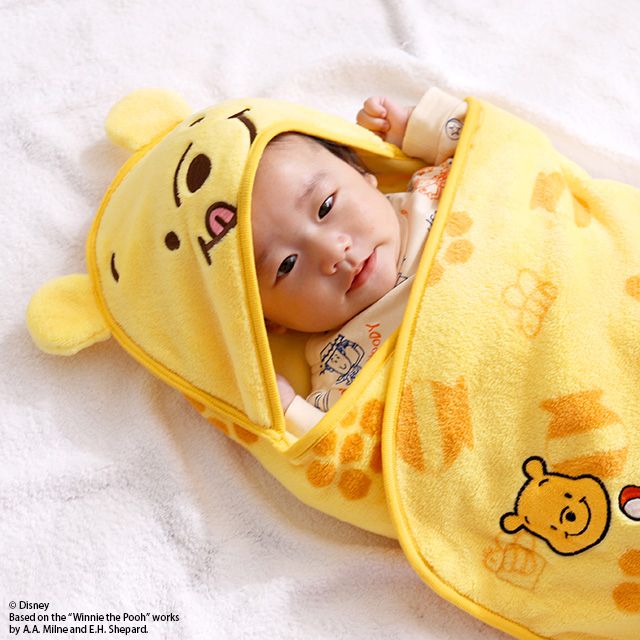 【ベビードール】プー おくるみ 8893 / ベビーサイズ 赤ちゃん 出産祝い プレゼント 贈り物 ベビー用品 内側フリース素材 外側ボア素材 防寒 フード付き 面ファスナー留め