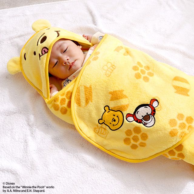 【ベビードール】プー おくるみ 8893 / ベビーサイズ 赤ちゃん 出産祝い プレゼント 贈り物 ベビー用品 内側フリース素材 外側ボア素材 防寒 フード付き 面ファスナー留め