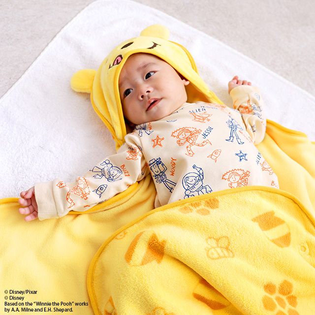 【ベビードール】プー おくるみ 8893 / ベビーサイズ 赤ちゃん 出産祝い プレゼント 贈り物 ベビー用品 内側フリース素材 外側ボア素材 防寒 フード付き 面ファスナー留め