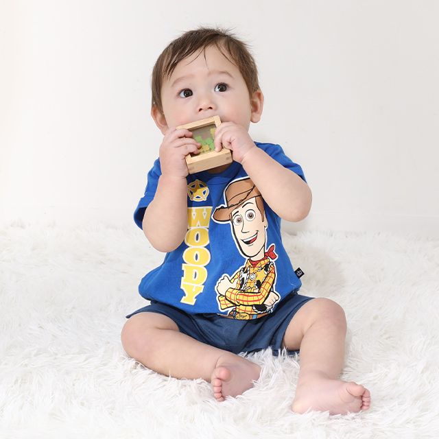【ベビードール】ウッディ 蓄光キャラクターロンパース 0403B / トイ・ストーリー 80cm ベビーサイズ 赤ちゃん ベビー服 リンクコーデ ペアルック 親子コーデ つなぎ 半袖 ボディ肌着 暗いところで光る 綿100％ 天竺素材
