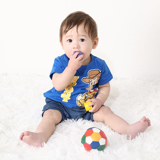 【ベビードール】ウッディ 蓄光キャラクターロンパース 0403B / トイ・ストーリー 80cm ベビーサイズ 赤ちゃん ベビー服 リンクコーデ ペアルック 親子コーデ つなぎ 半袖 ボディ肌着 暗いところで光る 綿100％ 天竺素材