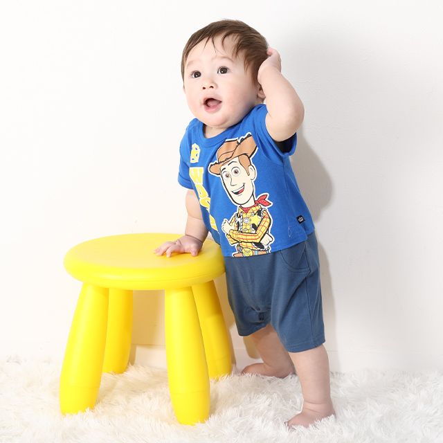 【ベビードール】ウッディ 蓄光キャラクターロンパース 0403B / トイ・ストーリー 80cm ベビーサイズ 赤ちゃん ベビー服 リンクコーデ ペアルック 親子コーデ つなぎ 半袖 ボディ肌着 暗いところで光る 綿100％ 天竺素材