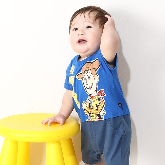 【ベビードール】ウッディ 蓄光キャラクターロンパース 0403B / トイ・ストーリー 80cm ベビーサイズ 赤ちゃん ベビー服 リンクコーデ ペアルック 親子コーデ つなぎ 半袖 ボディ肌着 暗いところで光る 綿100％ 天竺素材