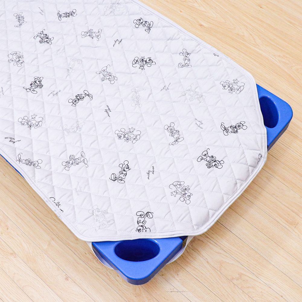 ミッキーマウス コットカバー 60&times;130cm 裏面防水 キルト 吸水加工 ネームタグ付き NZ3227-K