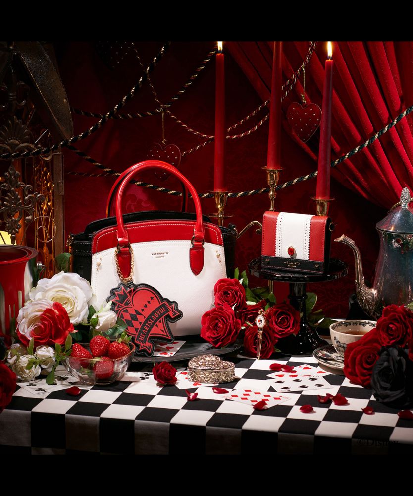 【& chouette】『ディズニー ツイステッドワンダーランド』バッグコレクション 「マジカルペン」デザインチャーム ハーツラビュル寮