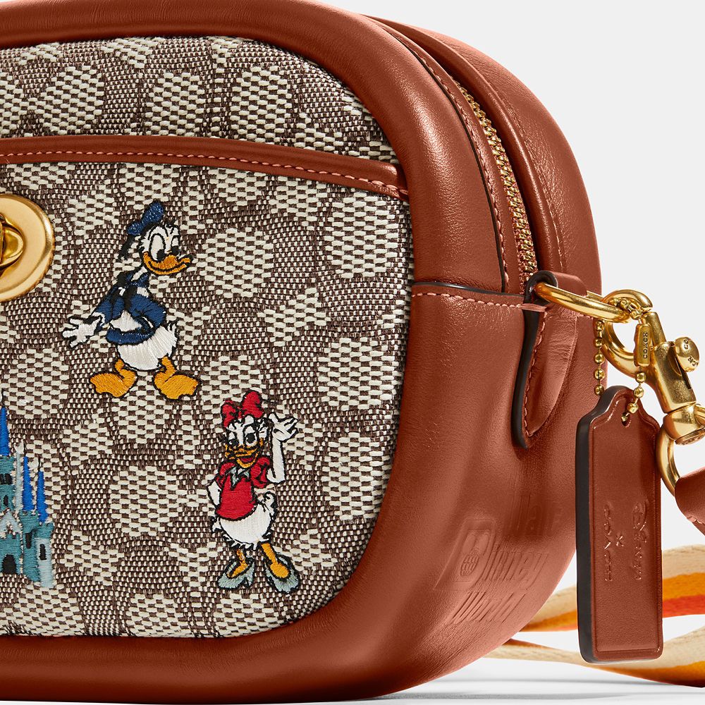 公式 ショップディズニー Coach ミッキー フレンズ ショルダーバッグ カメラ バッグ シグネチャー エンブロイダリー