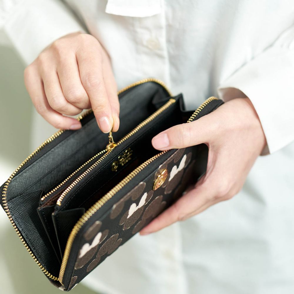 【キューポット】ラウンドファスナーウォレット　ミッキー&ミニー クリームサンド ココアクッキー