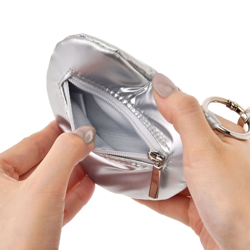 ベイマックス ポーチ フラット カラビナ・ハンドストラップ付き ソフトメタリック 型押し