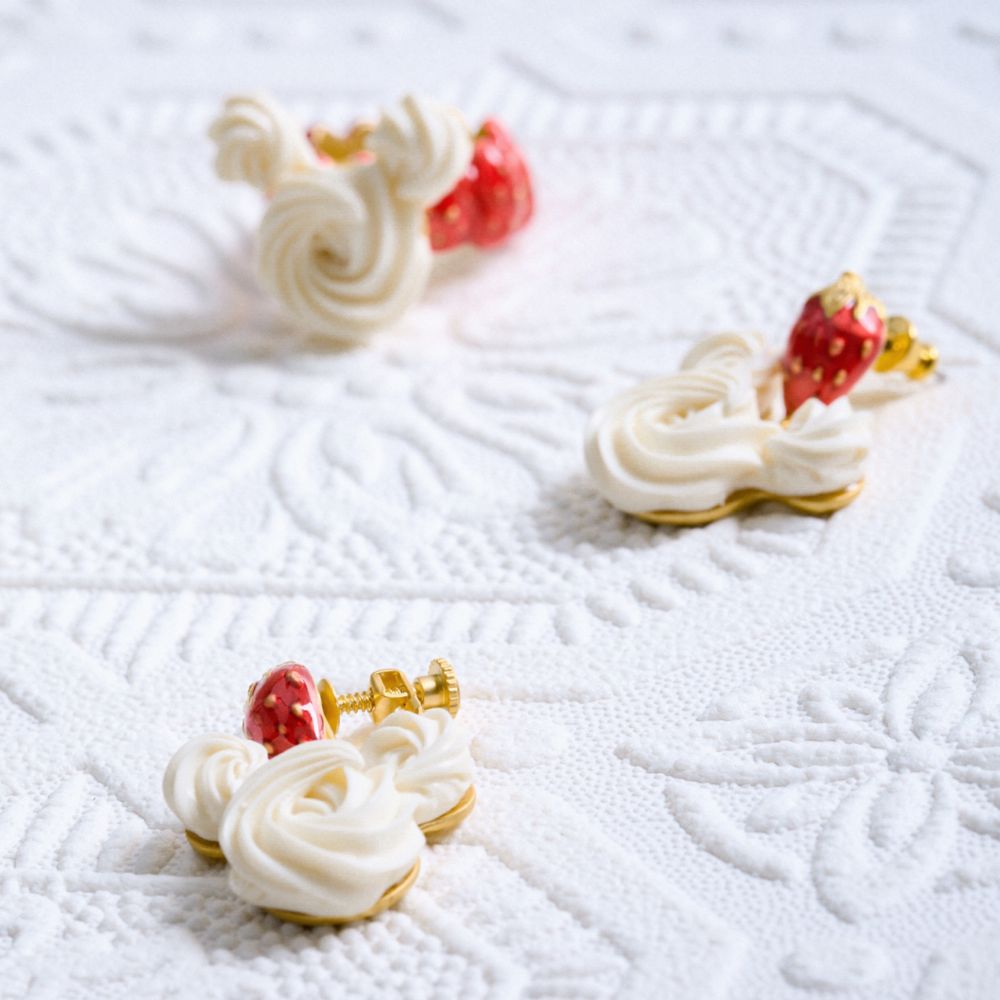 【キューポット】ミニー/ピアス　ストロベリーホイップクリーム