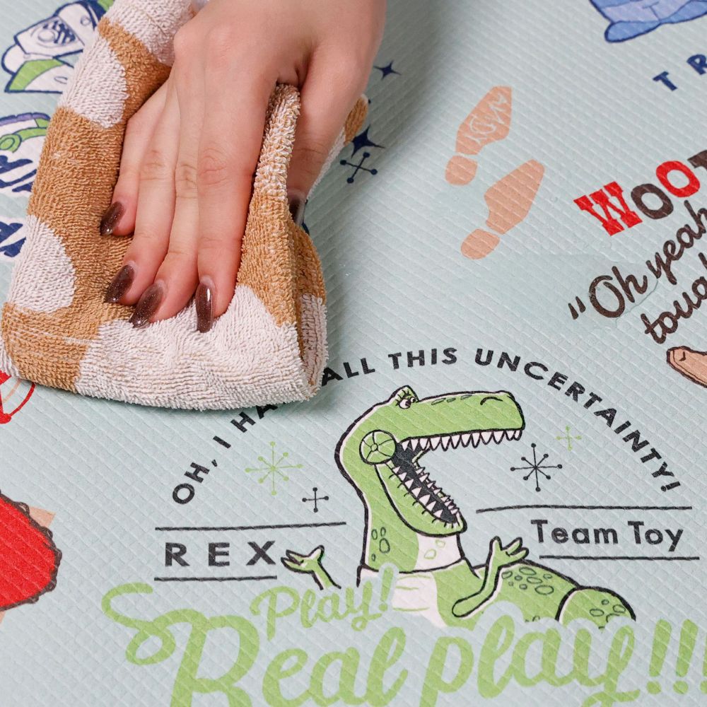 トイ・ストーリー キッチンマット ポップバッジ