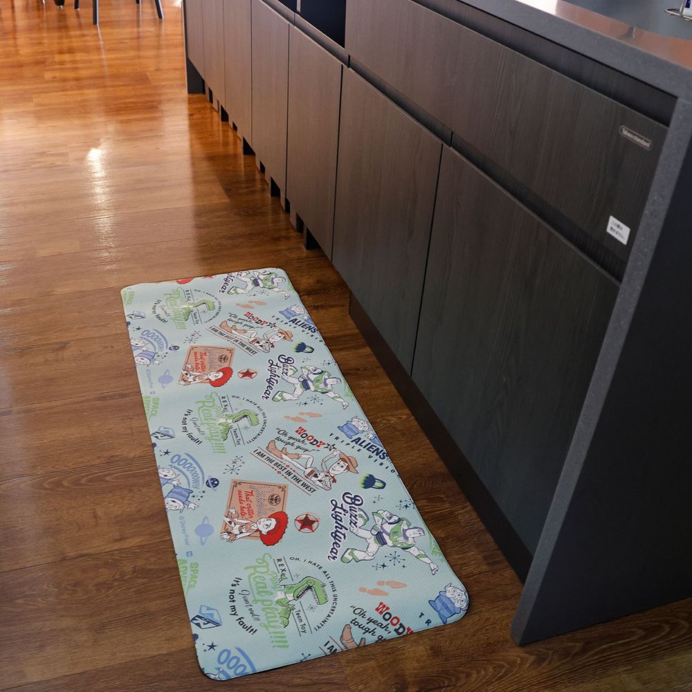 トイ・ストーリー キッチンマット ポップバッジ