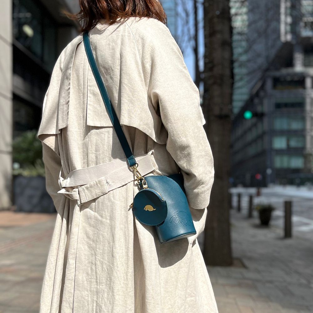 Plus Anq(プラスアンク)  『くまのプーさん』 イーヨー デザイン ボトルバッグ 婦人用