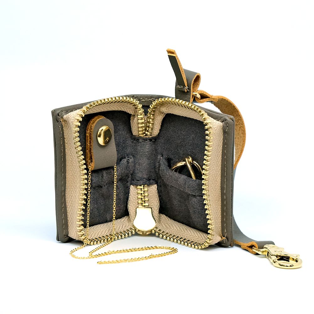 Plus Anq(プラスアンク)  ダンボ デザイン ブック型アクセサリーチャーム