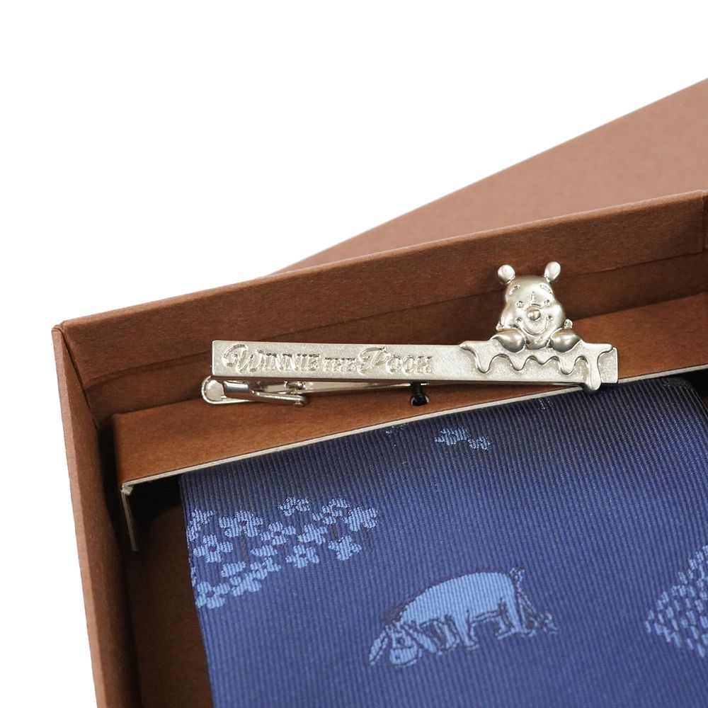 DISNEY／ネクタイ＆タイバー BOXセット　(くまのプーさん　ワンポイント柄&times;ひょっこりタイバー）DNDW1431紺 & Wa-11