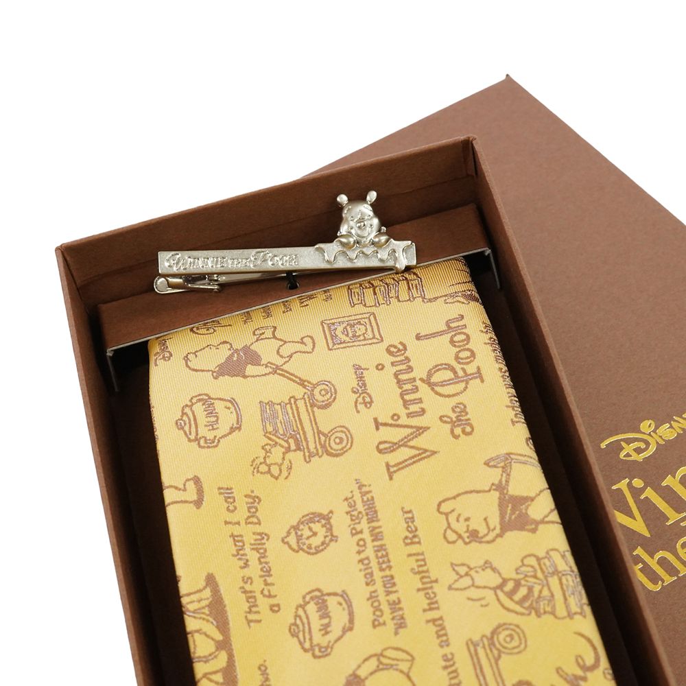 DISNEY／ネクタイ＆タイバー BOXセット　(くまのプーさん　カリグラフィ柄&times;ひょっこりタイバー）DND50026黄 & Wa-11