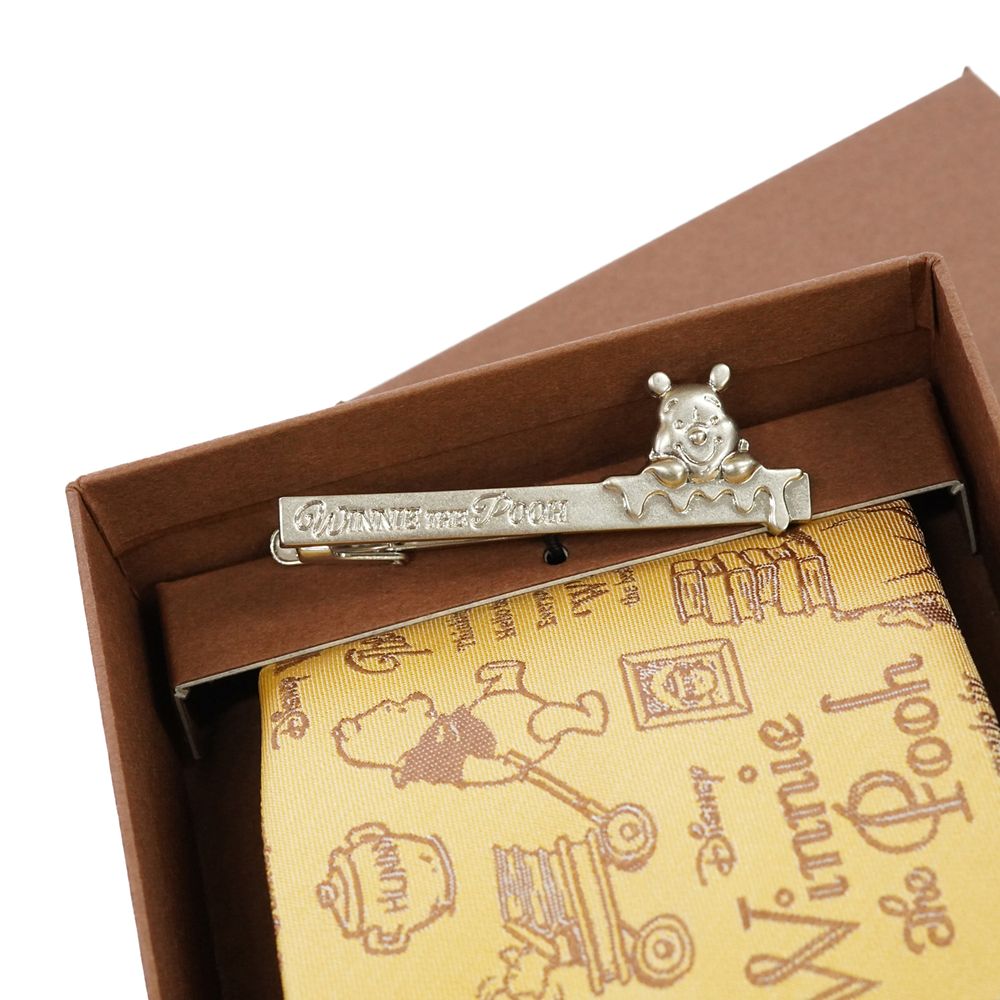 DISNEY／ネクタイ＆タイバー BOXセット　(くまのプーさん　カリグラフィ柄&times;ひょっこりタイバー）DND50026黄 & Wa-11