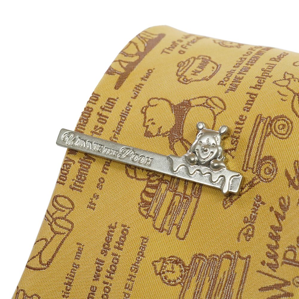 DISNEY／ネクタイ＆タイバー BOXセット　(くまのプーさん　カリグラフィ柄&times;ひょっこりタイバー）DND50026黄 & Wa-11