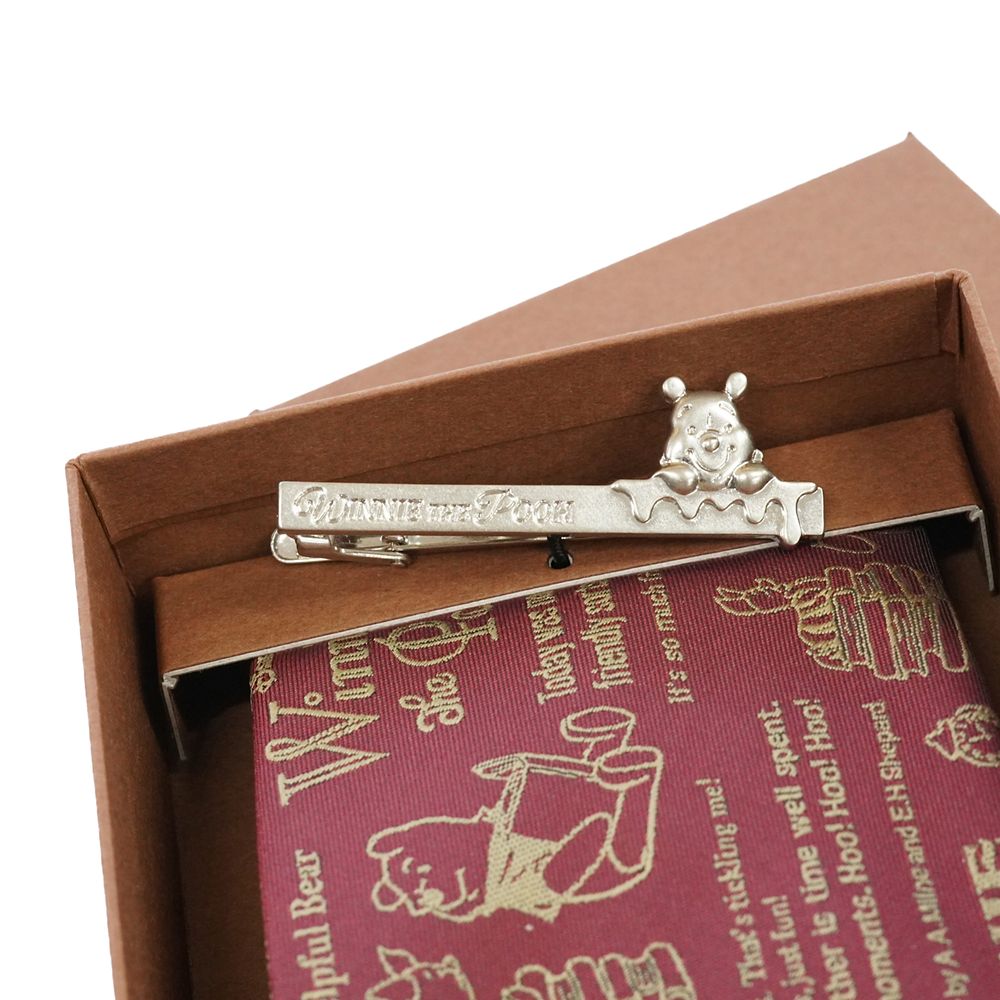 DISNEY／ネクタイ＆タイバー BOXセット　(くまのプーさん　カリグラフィ柄&times;ひょっこりタイバー）DND50026赤 & Wa-11