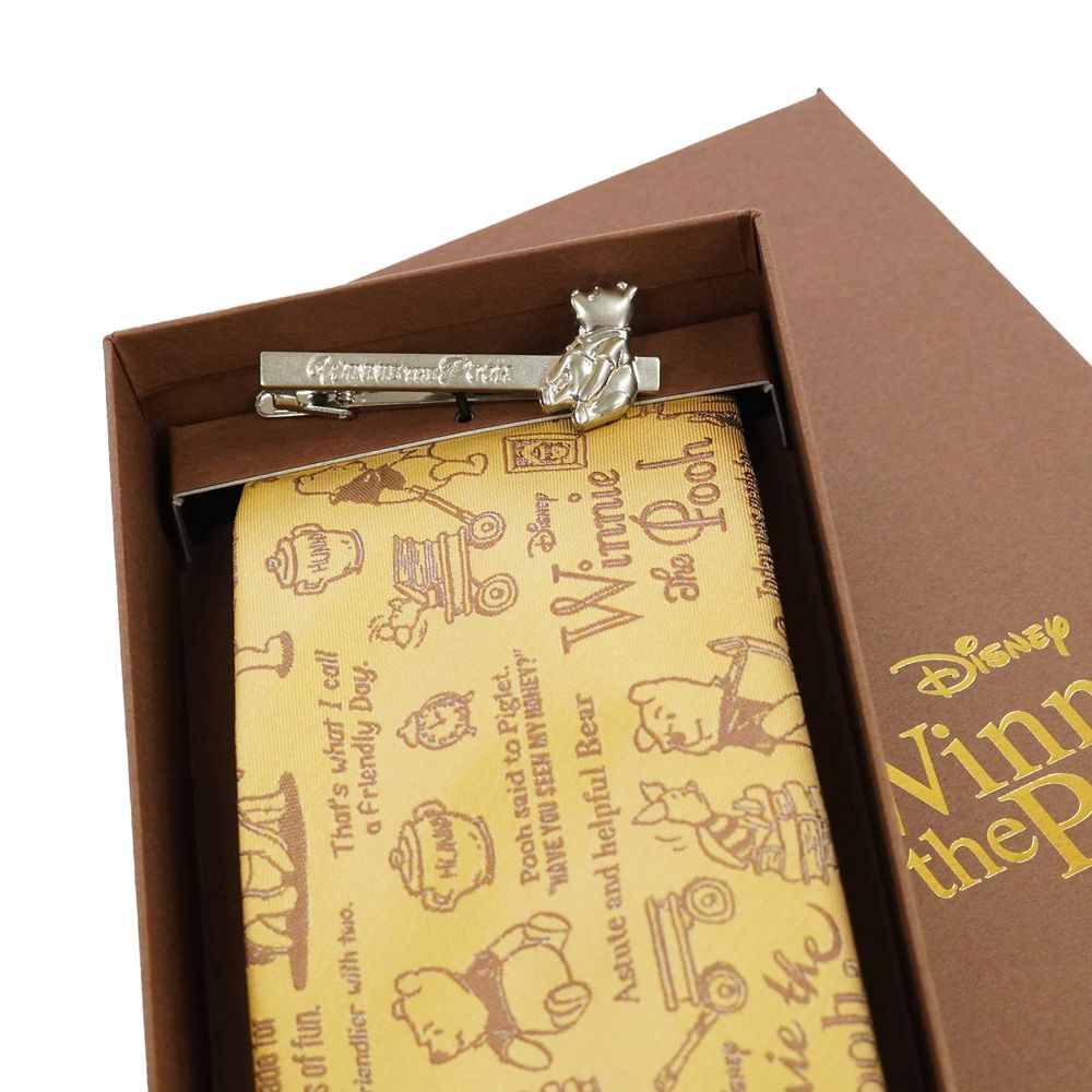 DISNEY／ネクタイ＆タイバー BOXセット　(くまのプーさん　カリグラフィ柄&times;お座りタイバー）DND50026黄 & Wa-12