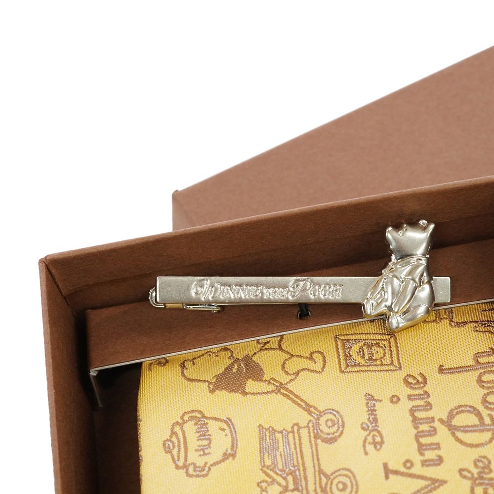 DISNEY／ネクタイ＆タイバー BOXセット　(くまのプーさん　カリグラフィ柄&times;お座りタイバー）DND50026黄 & Wa-12