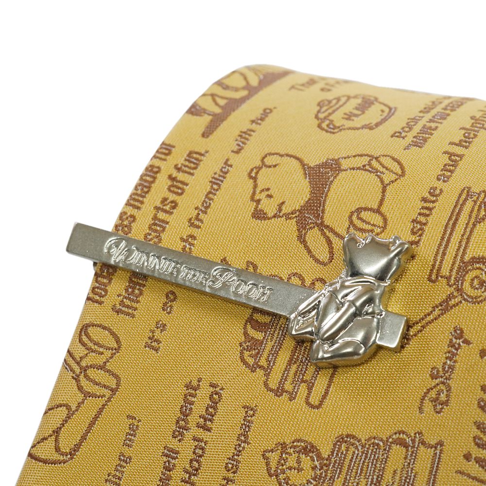 DISNEY／ネクタイ＆タイバー BOXセット　(くまのプーさん　カリグラフィ柄&times;お座りタイバー）DND50026黄 & Wa-12