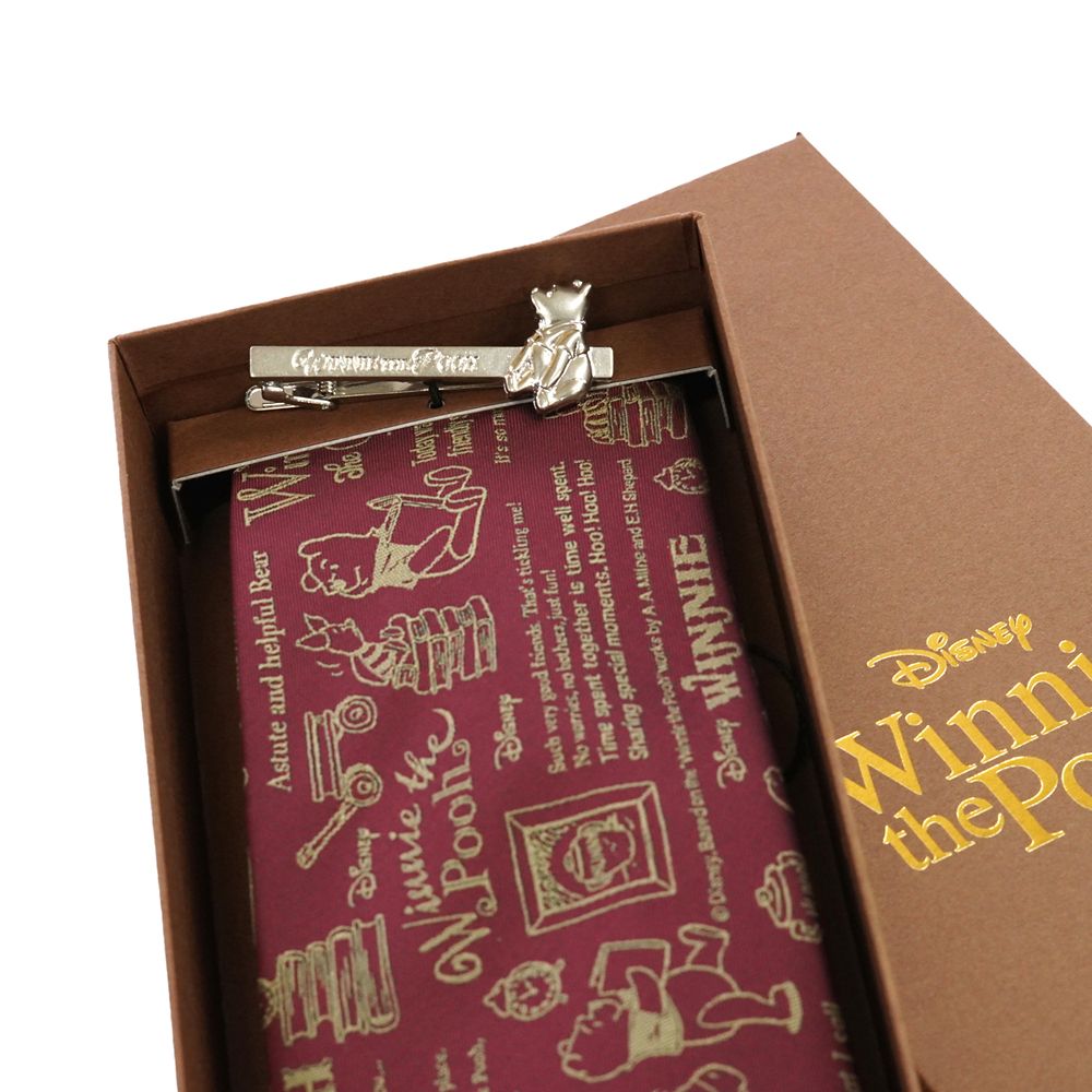 DISNEY／ネクタイ＆タイバー BOXセット　(くまのプーさん　カリグラフィ柄&times;お座りタイバー）DND50026赤 & Wa-12