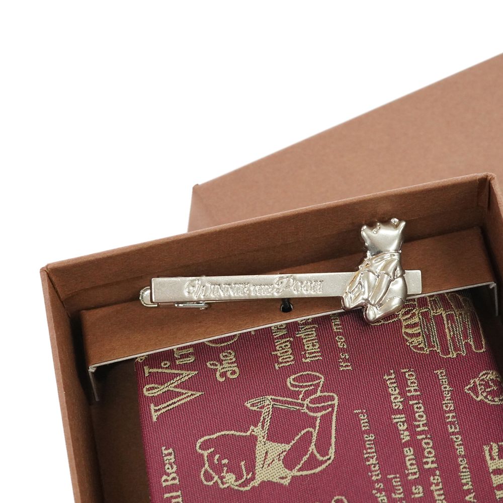 DISNEY／ネクタイ＆タイバー BOXセット　(くまのプーさん　カリグラフィ柄&times;お座りタイバー）DND50026赤 & Wa-12