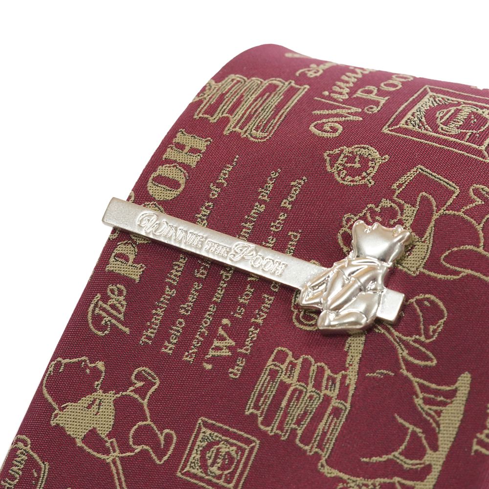 DISNEY／ネクタイ＆タイバー BOXセット　(くまのプーさん　カリグラフィ柄&times;お座りタイバー）DND50026赤 & Wa-12