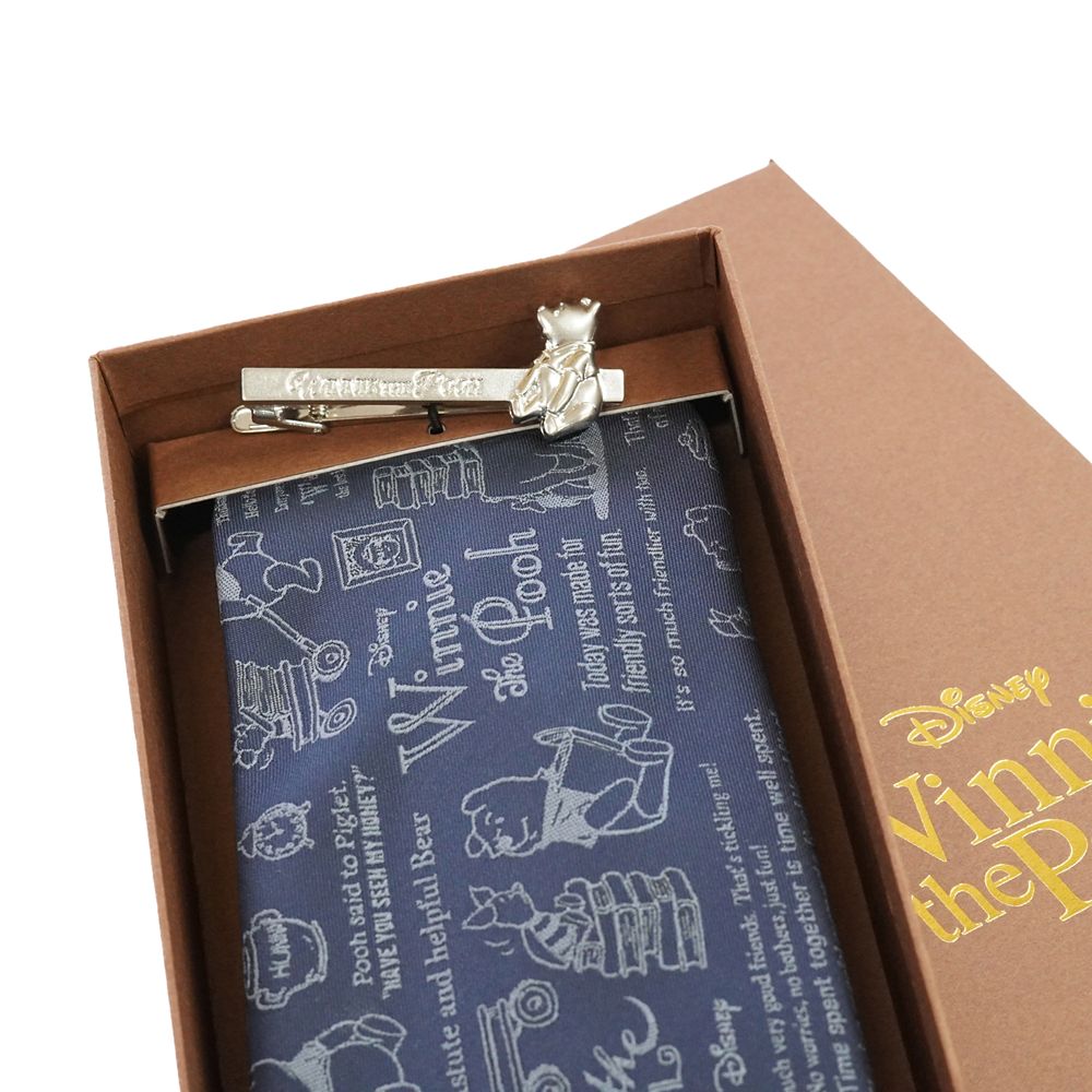 DISNEY／ネクタイ＆タイバー BOXセット　(くまのプーさん　カリグラフィ柄&times;お座りタイバー）DND50026紺 & Wa-12