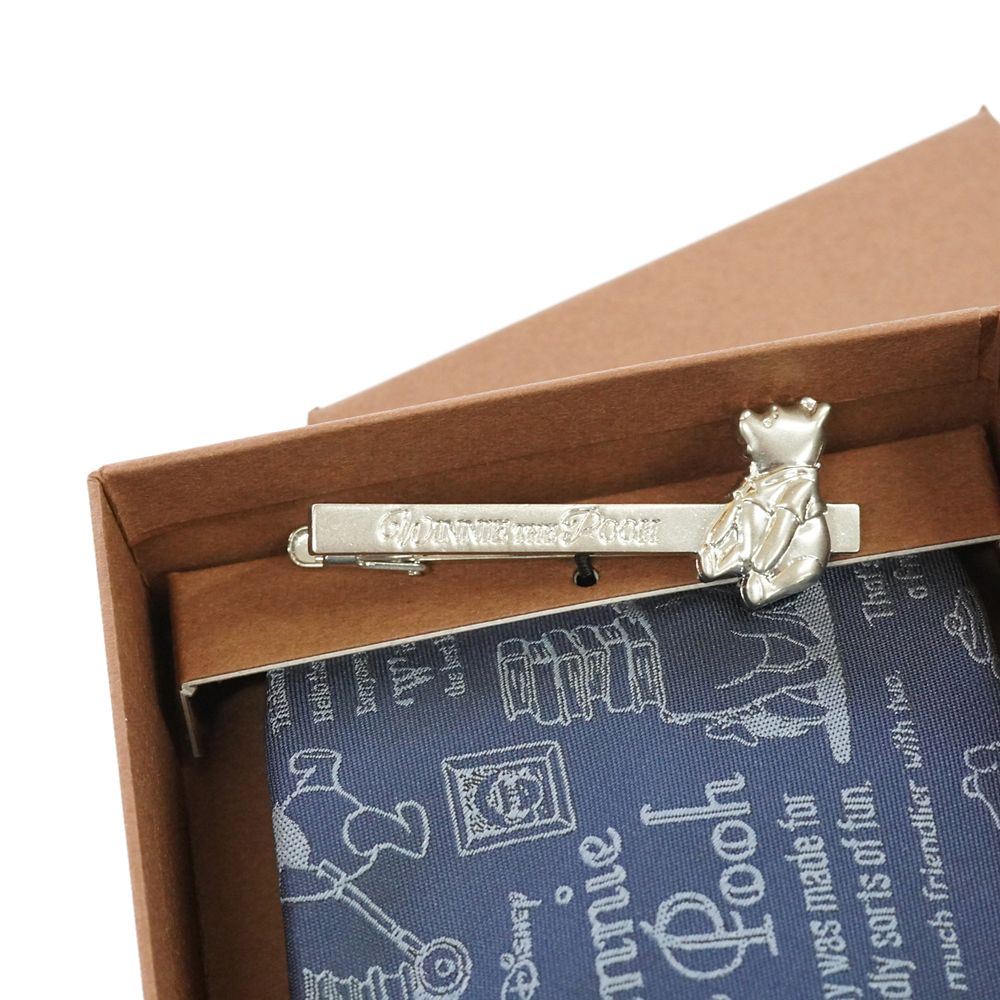 DISNEY／ネクタイ＆タイバー BOXセット　(くまのプーさん　カリグラフィ柄&times;お座りタイバー）DND50026紺 & Wa-12