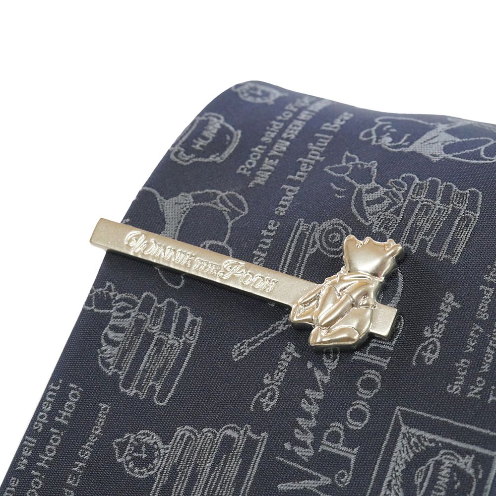 DISNEY／ネクタイ＆タイバー BOXセット　(くまのプーさん　カリグラフィ柄&times;お座りタイバー）DND50026紺 & Wa-12