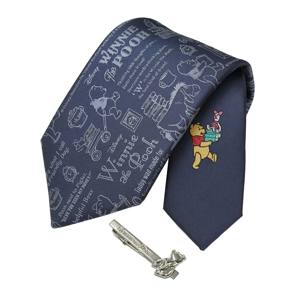 DISNEY／ネクタイ＆タイバー BOXセット　(くまのプーさん　カリグラフィ柄&times;お座りタイバー）DND50026紺 & Wa-12