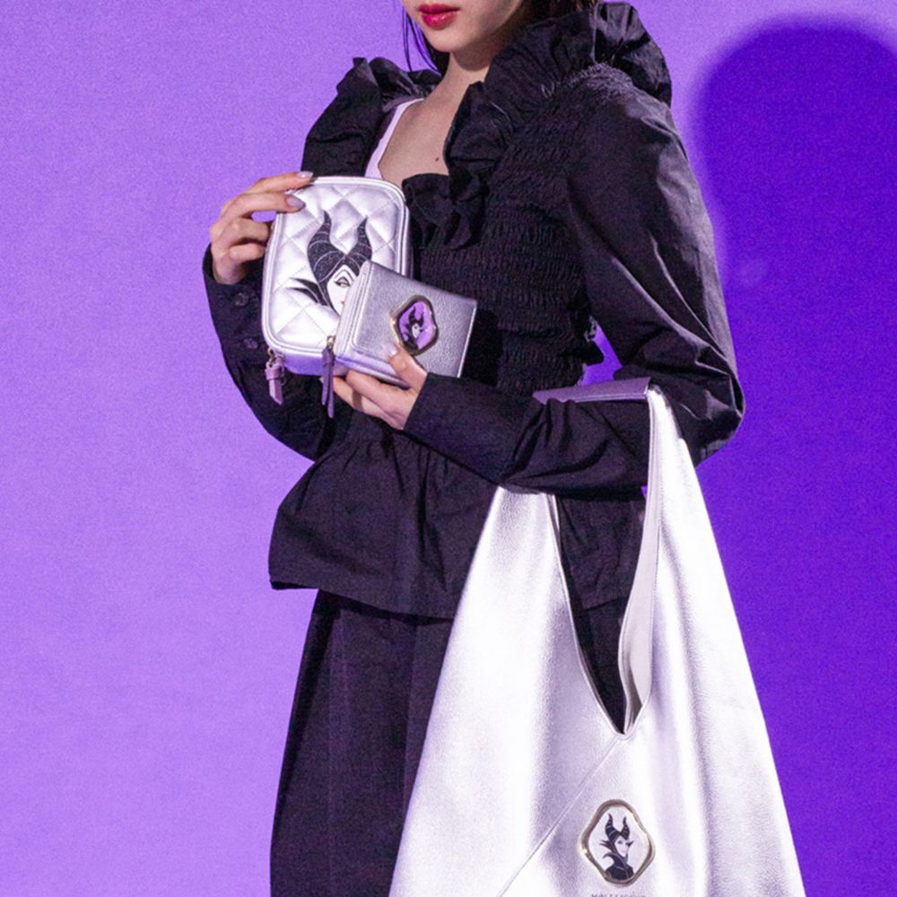 【ACCOMMODE】『眠れる森の美女』マレフィセント メタルフレームウォレット(D-KJ1522/SV)