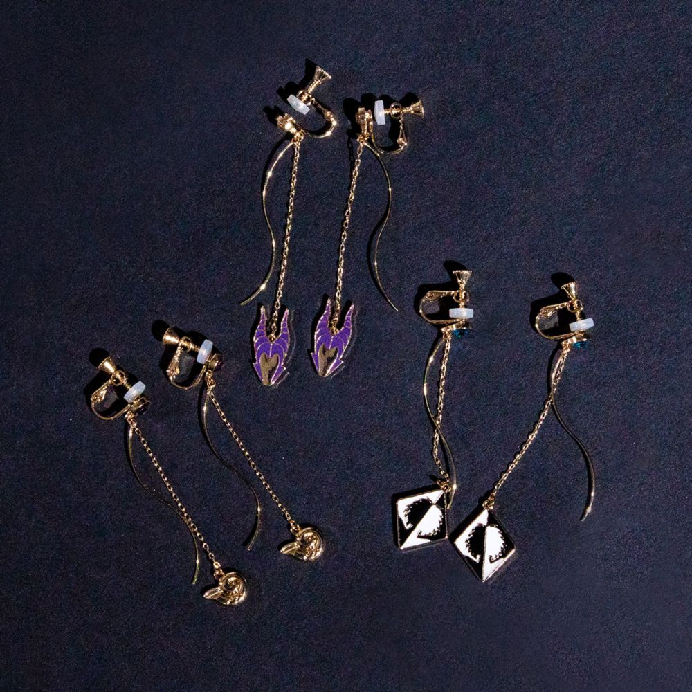 【ACCOMMODE】『眠れる森の美女』マレフィセント ウェーブイヤリング(D-KJ1524/SV)