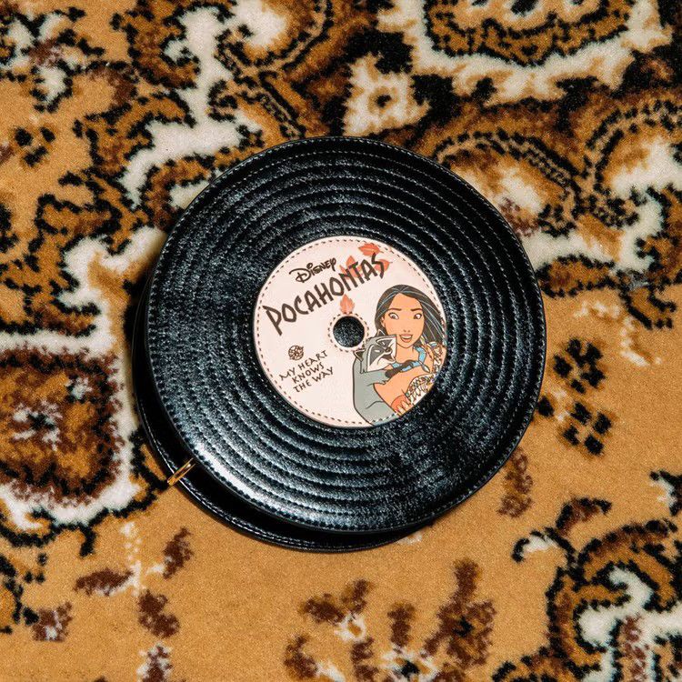 【ACCOMMODE】『ポカホンタス』ポカホンタス ミーコ クラシックレコードポーチ(D-KJ1921/BE)
