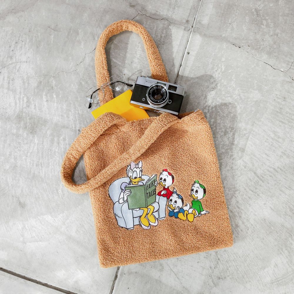【ACCOMMODE】『ミッキー＆フレンズ』デイジーダック ヒューイ・デューイ・ルーイ ボアシシュウトート(D-LY031/BR)