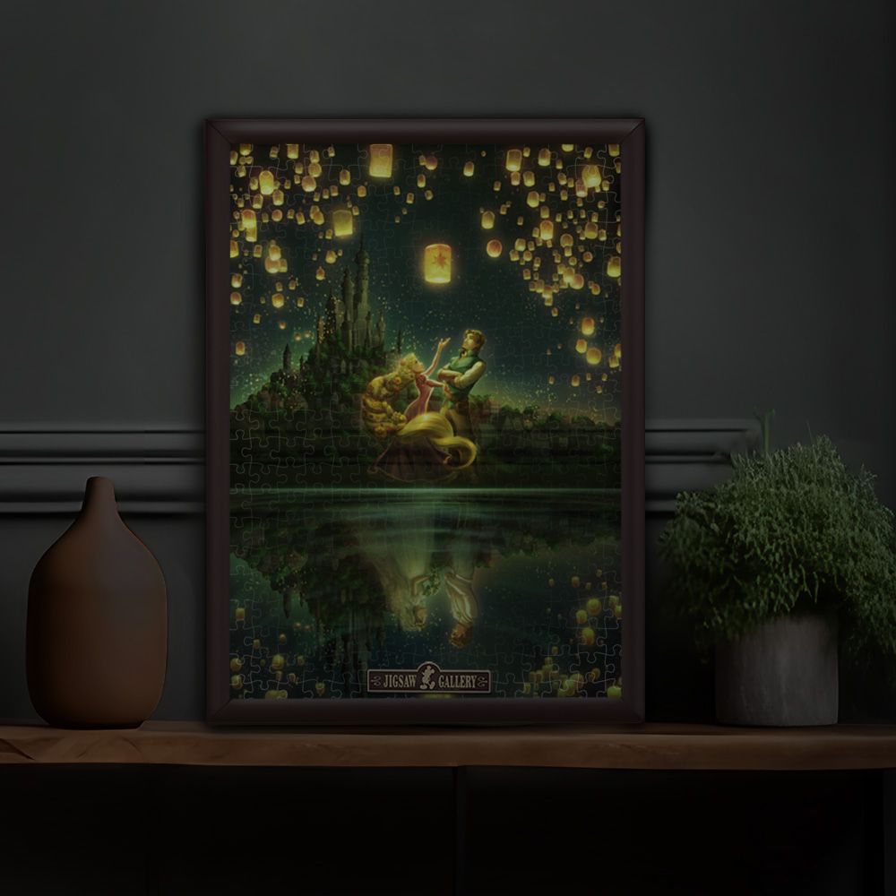 ラプンツェル 光る ジグソーパズル 300ピース 「湖面が映す未来（ラプンツェル）」