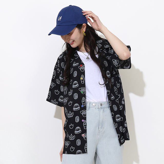 【ベビードール】親子お揃い トイ・ストーリー 総柄半袖シャツ 0399A （ボトムス別売り） / 大人 ユニセックス 男女兼用 リンクコーデ ペアルック 親子コーデ トップス 羽織り 半袖 開襟 オープンカラー 配色ボタン レーヨン素材 セットアップアイテム