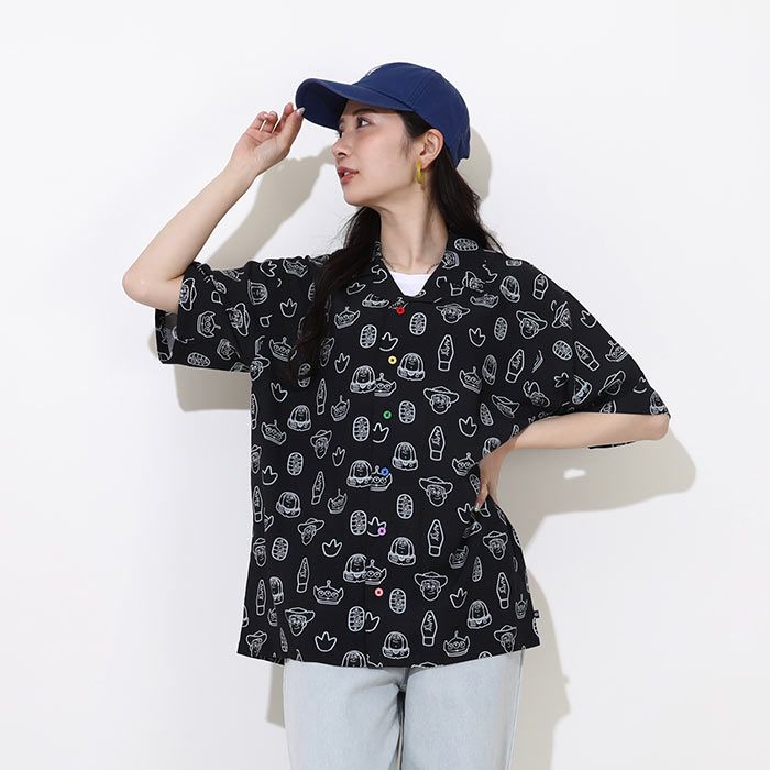 【ベビードール】親子お揃い トイ・ストーリー 総柄半袖シャツ 0399A （ボトムス別売り） / 大人 ユニセックス 男女兼用 リンクコーデ ペアルック 親子コーデ トップス 羽織り 半袖 開襟 オープンカラー 配色ボタン レーヨン素材 セットアップアイテム