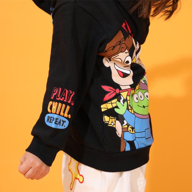 【ベビードール】トイ・ストーリー 親子お揃い バックプリントパーカー 0831K / ベビーサイズ キッズ トップス 長袖 スウェット パーカー プルオーバー リンクコーデ ペアルック 親子コーデ 春秋冬