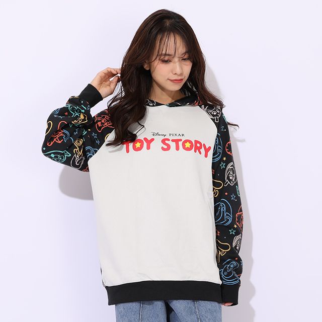 【ベビードール】トイ・ストーリー 親子お揃い 総柄切替パーカー 1006A / 大人 ユニセックス 男女兼用 トップス 長袖 プルオーバー フーディ ネオン リンクコーデ ペアルック 親子コーデ ウッディ バズ スリンキー リトルグリーンメン ボーピープ