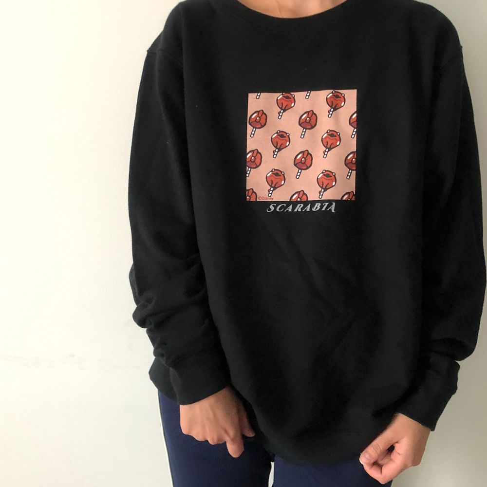 公式 ショップディズニー キャラチョイ ツイステ スカラビア寮 キャンディ総柄スウェット